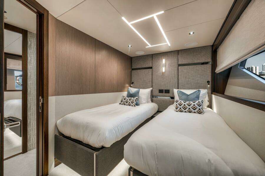 2026 Sunseeker 88 Yacht