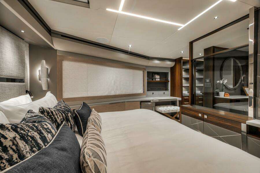 2026 Sunseeker 88 Yacht