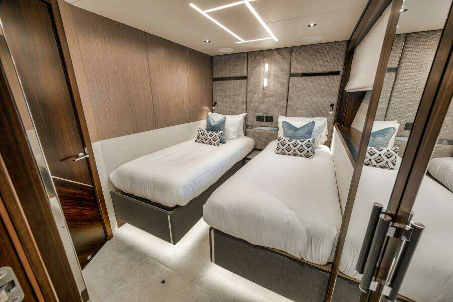 2026 Sunseeker 88 Yacht