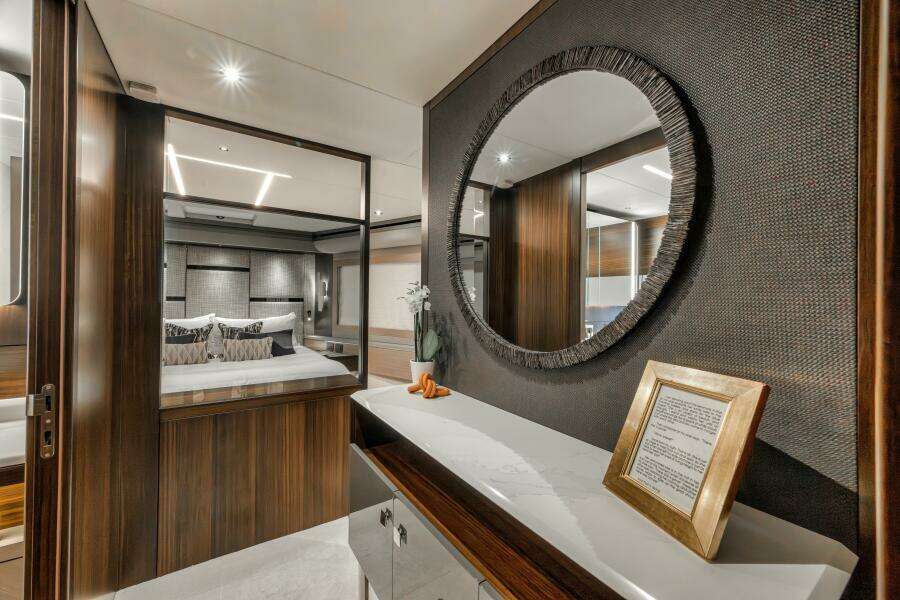 2026 Sunseeker 88 Yacht