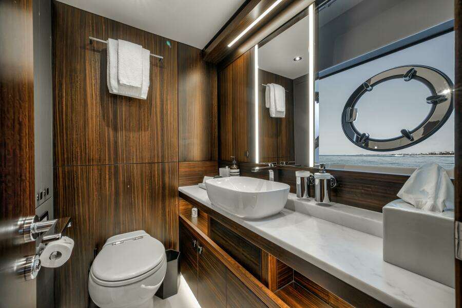 2026 Sunseeker 88 Yacht