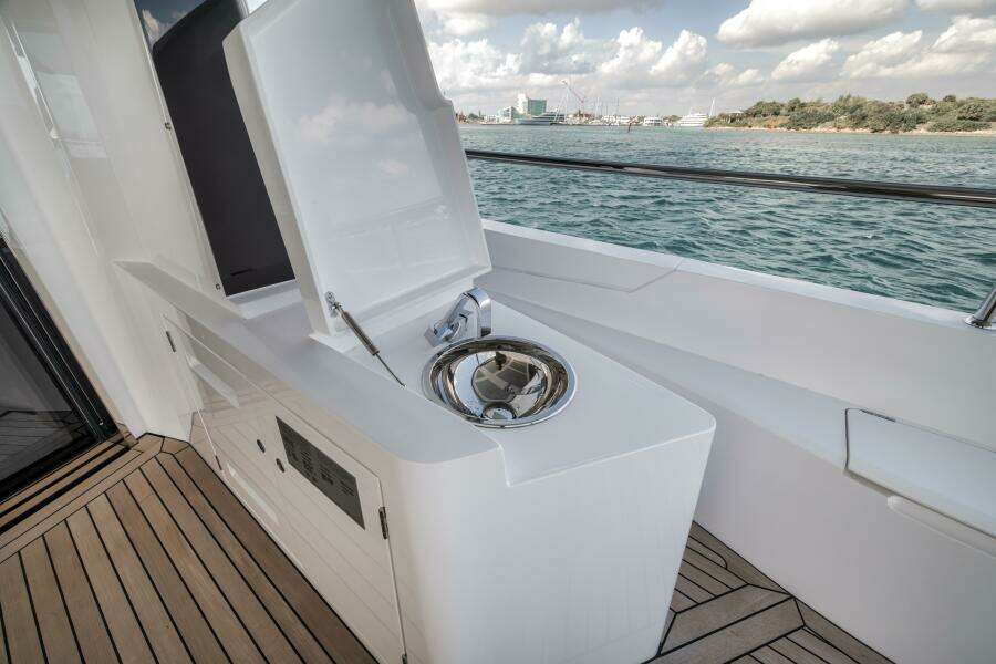 2026 Sunseeker 88 Yacht