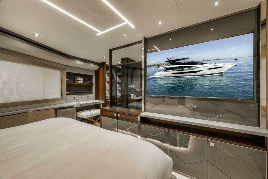 2026 Sunseeker 88 Yacht