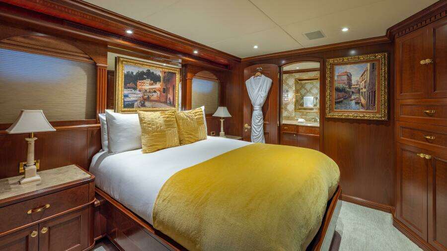 2001 Trinity Yachts Tri-Deck MY