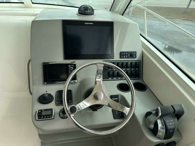 2016 Boston Whaler 315 Conquest