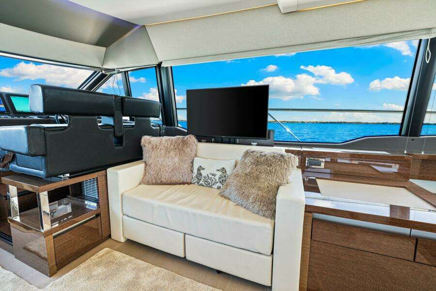 2019 Prestige 630 Flybridge - Salon