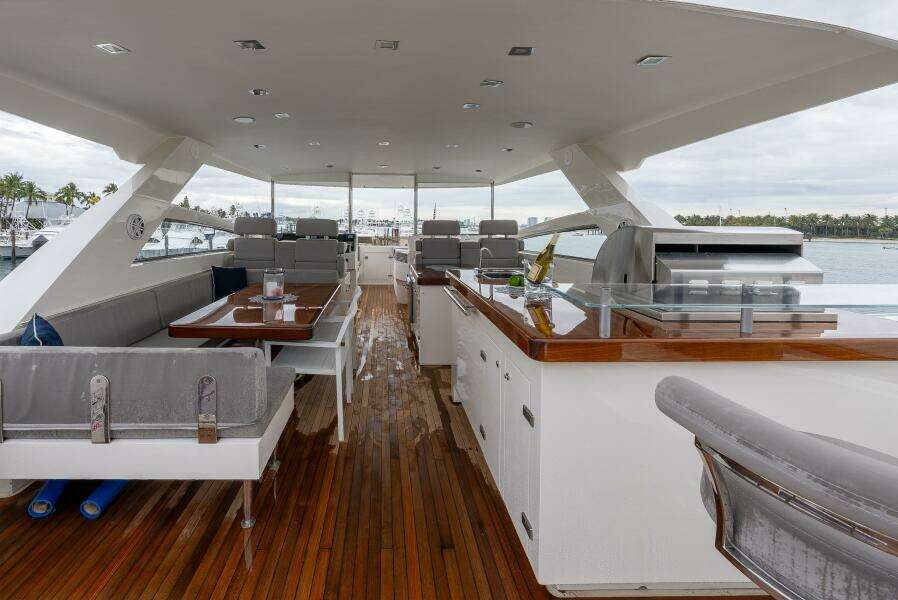 2012 Lazzara Yachts 