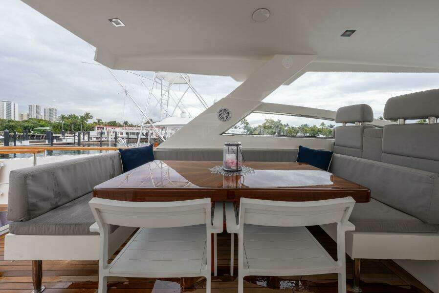 2012 Lazzara Yachts 