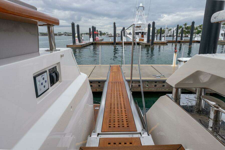 2012 Lazzara Yachts 
