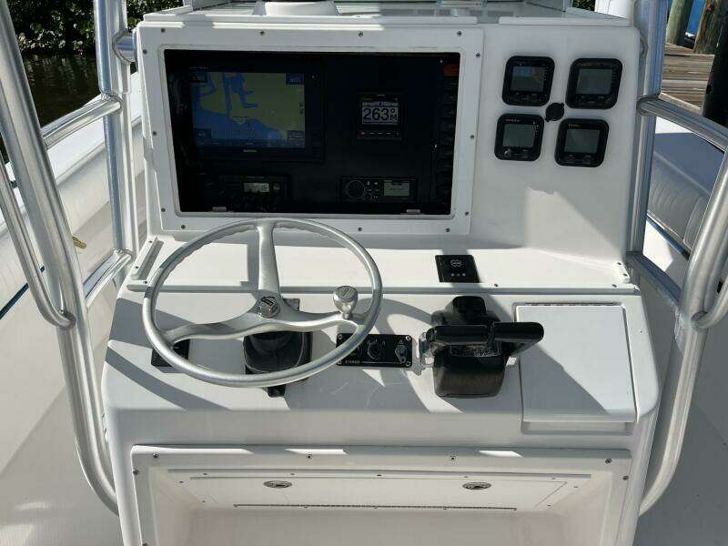 2006 Regulator 32 Center Console