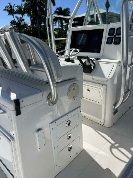 2006 Regulator 32 Center Console