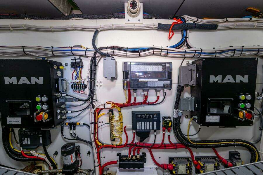 2021 Hinckley Talaria