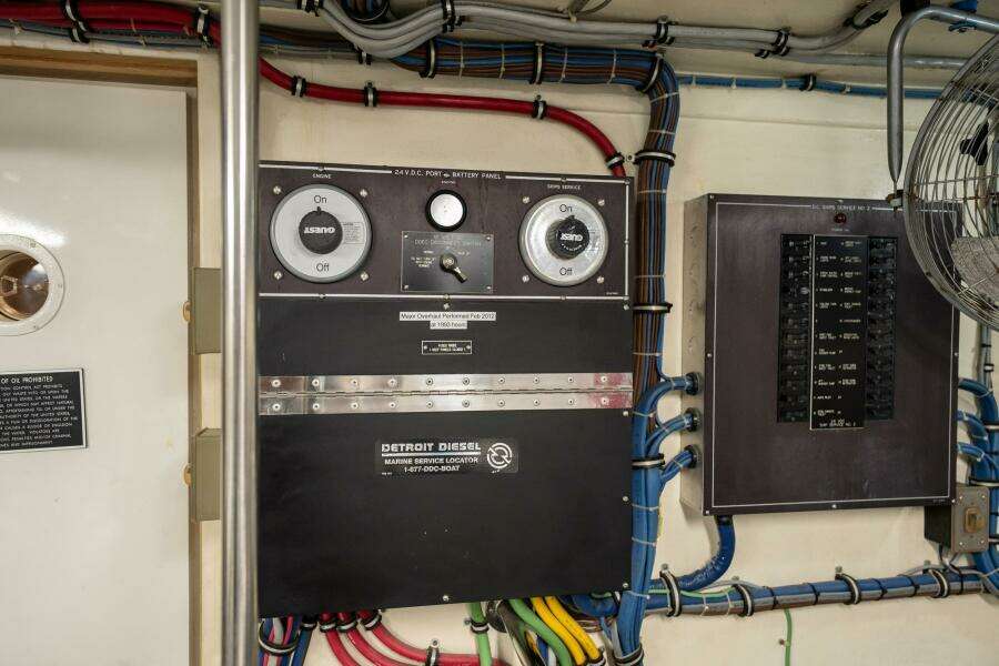 1998 Hatteras 74 Cockpit Motoryacht