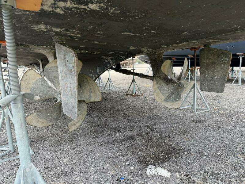 1998 Hatteras 74 Cockpit Motoryacht