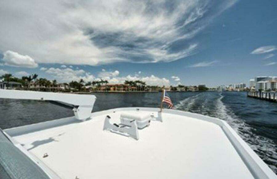 1998 Hatteras 74 Cockpit Motoryacht
