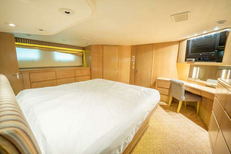 1998 Hatteras 74 Cockpit Motoryacht