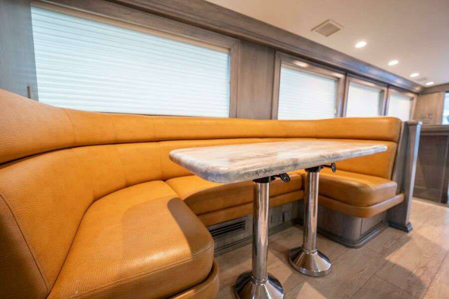 1998 Hatteras 74 Cockpit Motoryacht