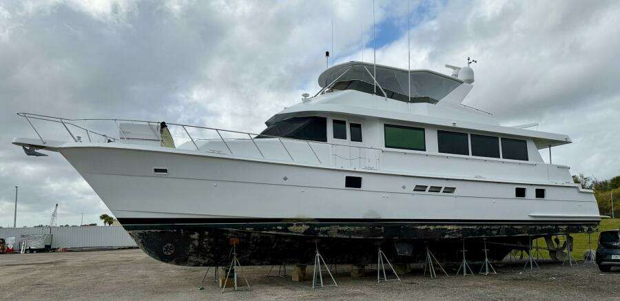 1998 Hatteras 74 Cockpit Motoryacht