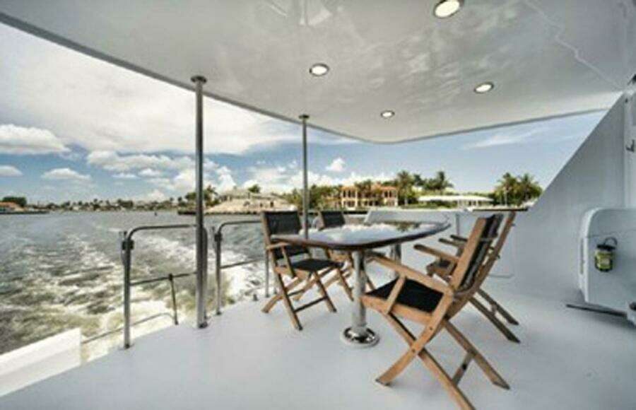 1998 Hatteras 74 Cockpit Motoryacht