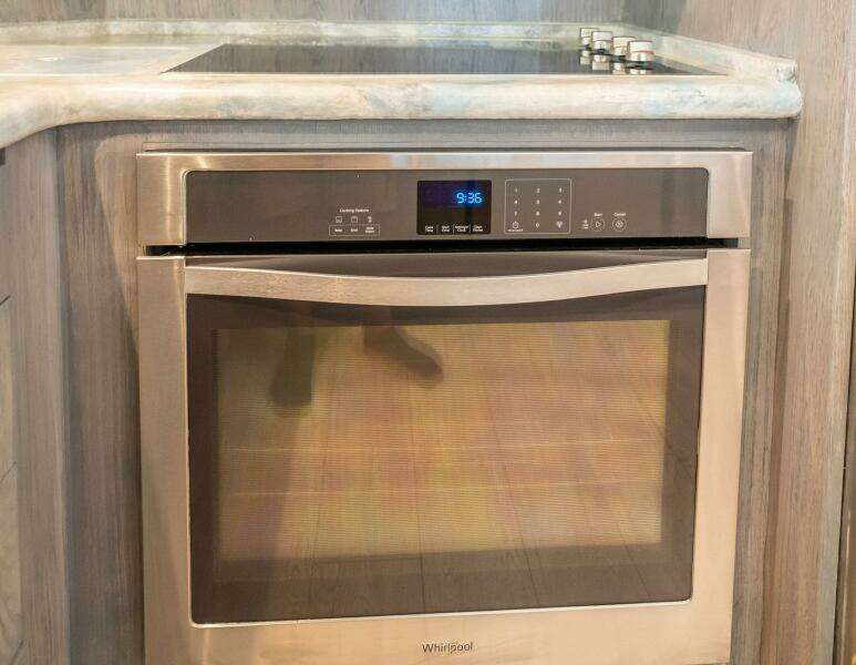 1998 Hatteras 74 Cockpit Motoryacht