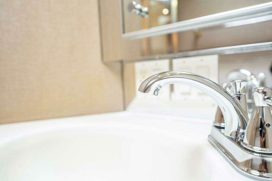 1998 Hatteras 74 Cockpit Motoryacht