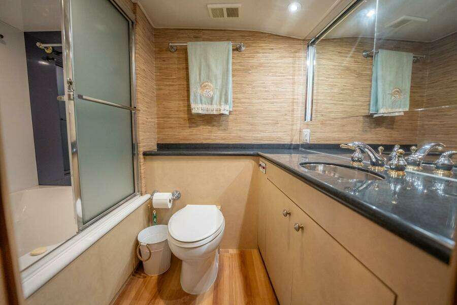 1998 Hatteras 74 Cockpit Motoryacht