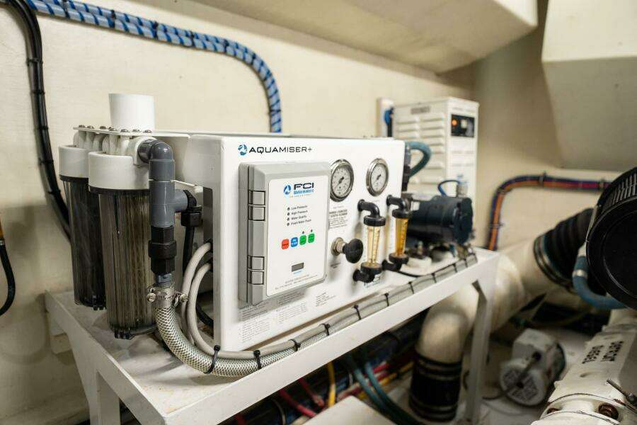 1998 Hatteras 74 Cockpit Motoryacht