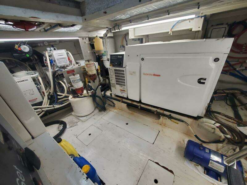 2000 Hatteras 75 Sport Deck