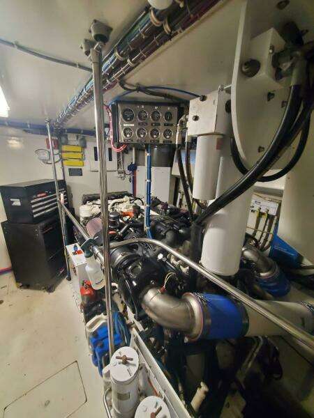 2000 Hatteras 75 Sport Deck