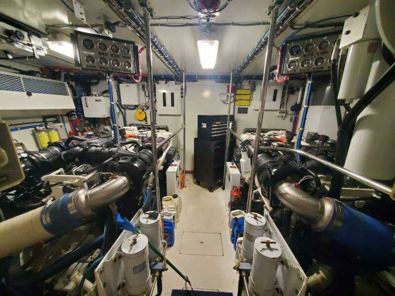 2000 Hatteras 75 Sport Deck