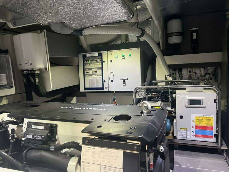 2023 Absolute 48 Navetta