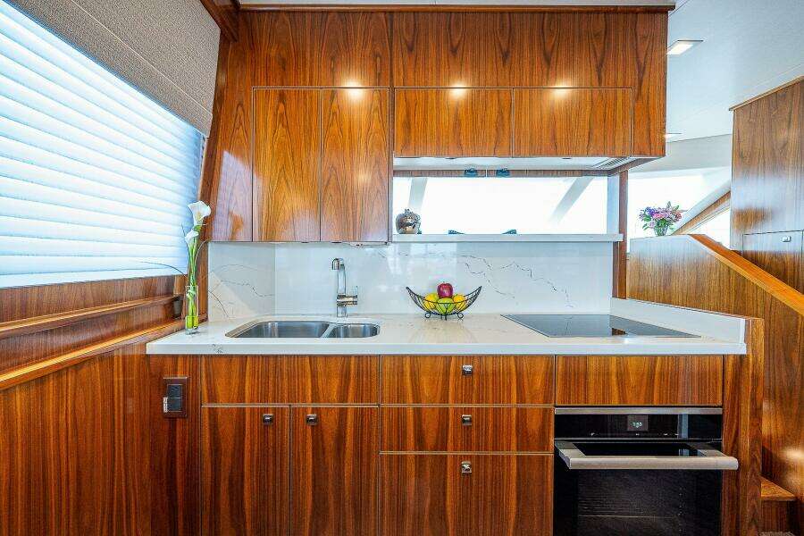 Viking 75 MIRAGE - Galley