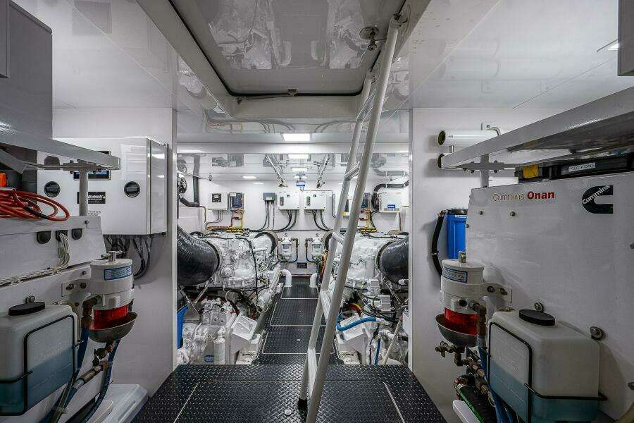 Viking 75 MIRAGE -Engine Room