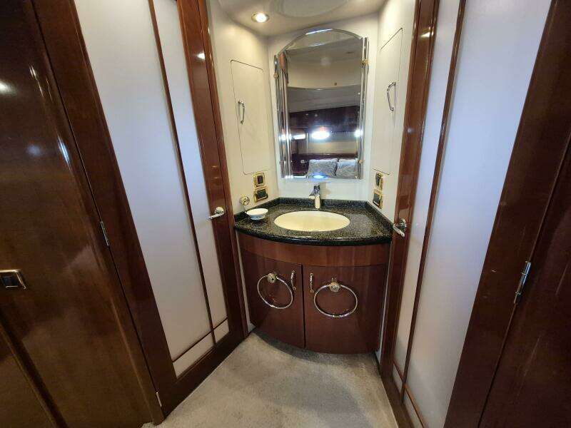 2005 Carver 560 Voyager