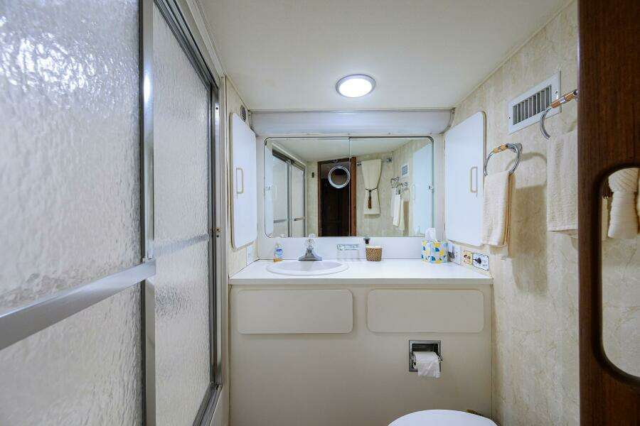 Hatteras 63 - Phantom - Heaed