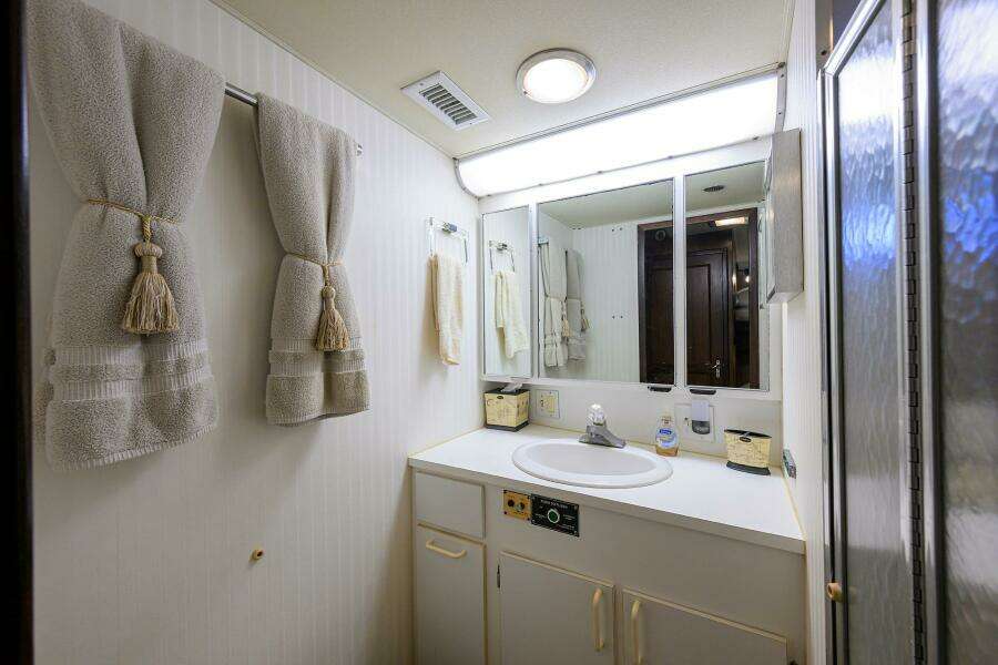 Hatteras 63 - Phantom - Head