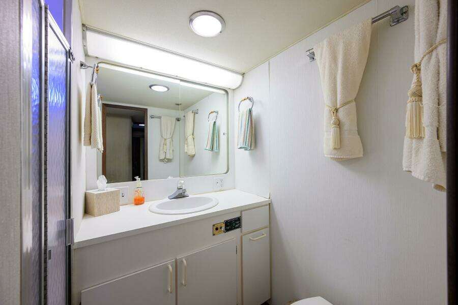 Hatteras 63 - Phantom - Head