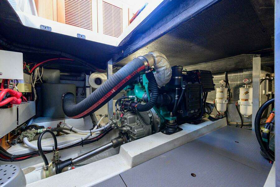 Beneteau 44 Stellar Seascape  - Engine Room