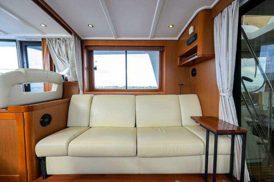 Beneteau 44 Stellar Seascape- Salon, Seating