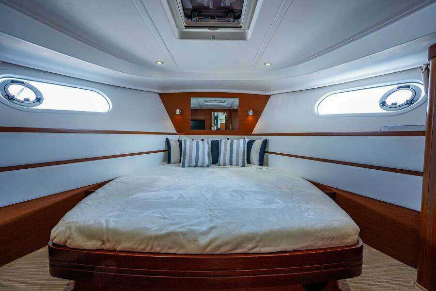 Beneteau 44 Stellar Seascape  - Master Stateroom, Walkaround Berth