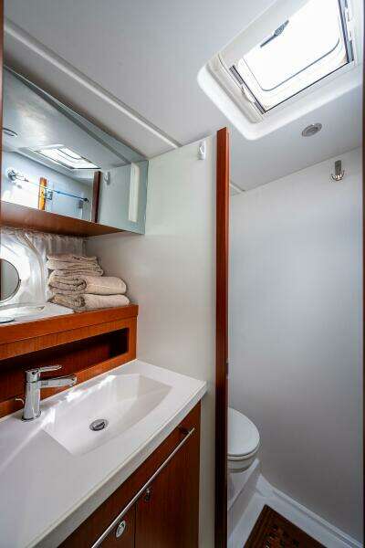 Beneteau 44 Stellar Seascape  - Master Head, Sink