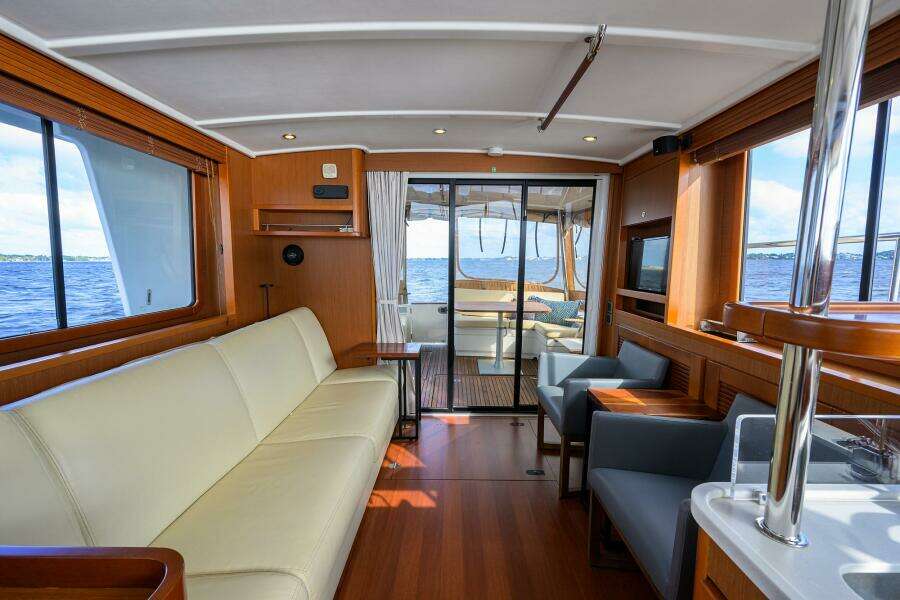 Beneteau 44 Stellar Seascape - Salon, Seating
