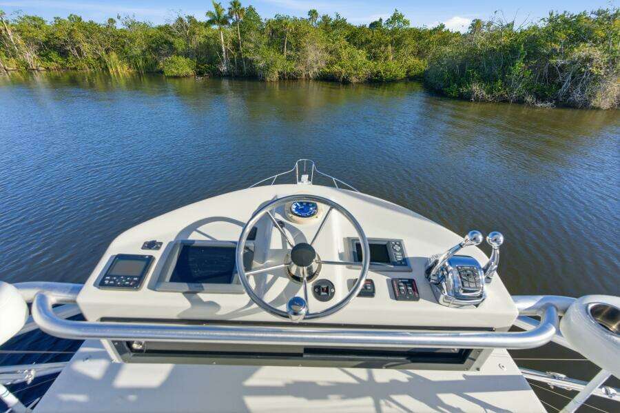 Tiara 31 Serenity- Flybridge Helm