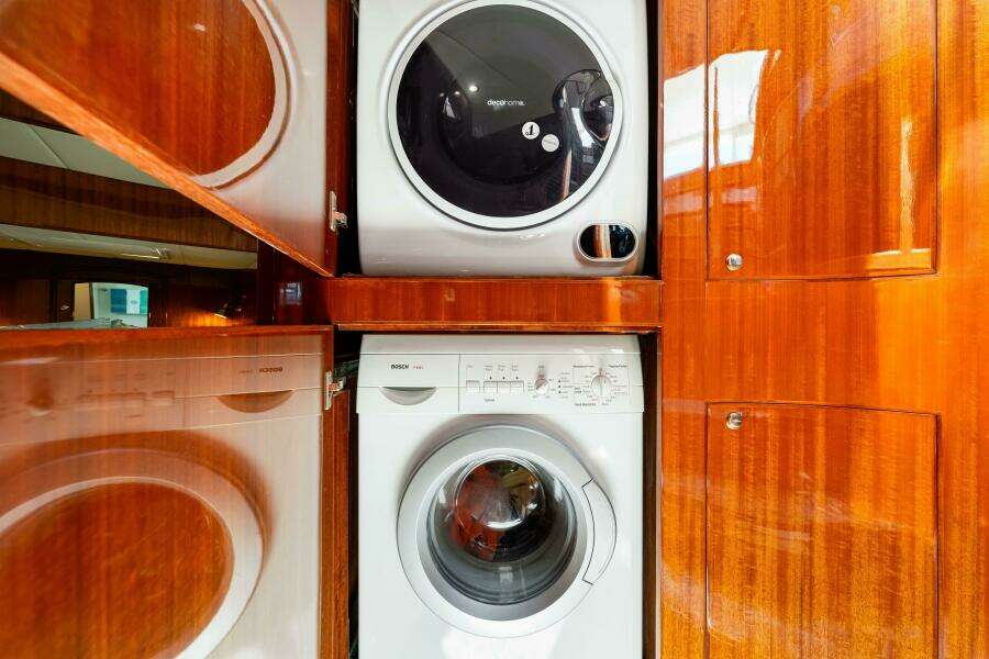 2007 Hampton 558 Pilothouse