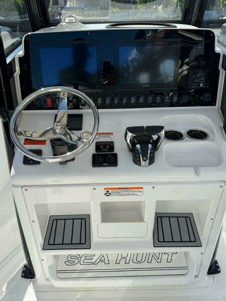 2022 Sea Hunt 27 Gamefish Forward Seating