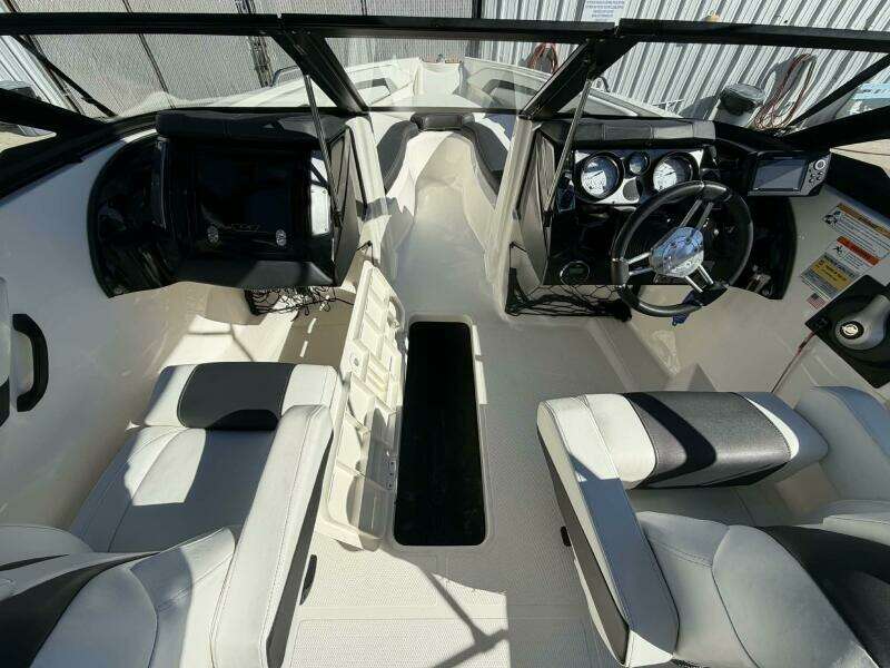 2015 Larson LX 225S IO