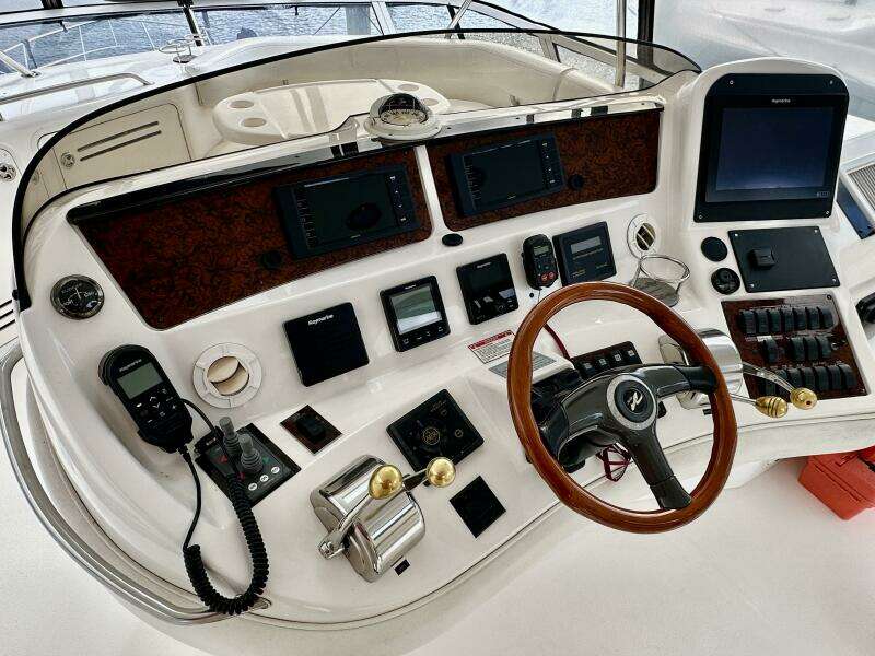 Sea Ray 48 LIFE IS GOOD TODAY - Flybridge Helm