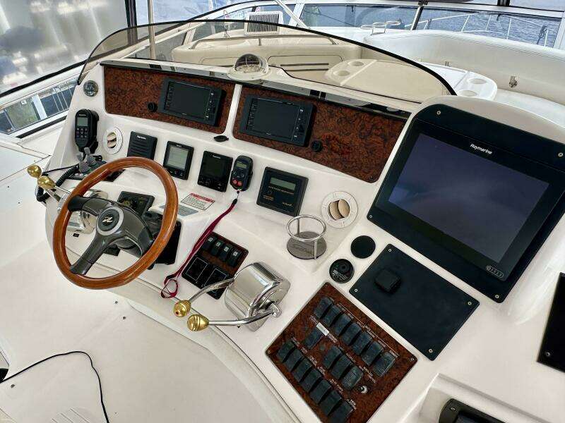 Sea Ray 48 LIFE IS GOOD TODAY - Flybridge Helm