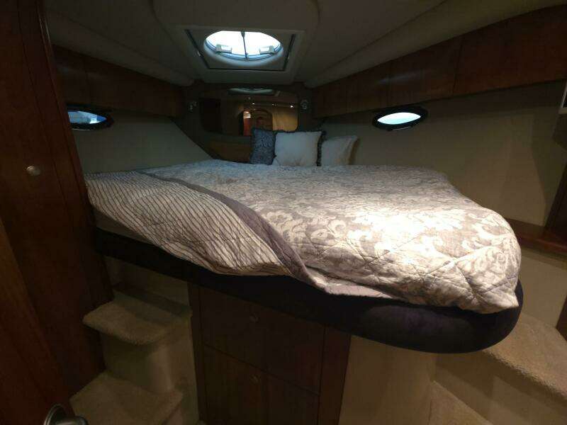 2008 Cruisers Yachts 