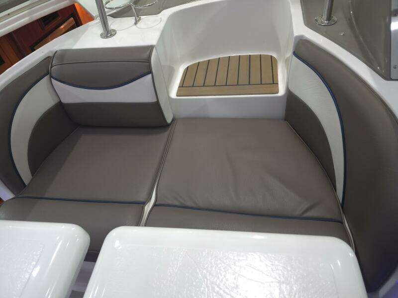 2008 Cruisers Yachts 